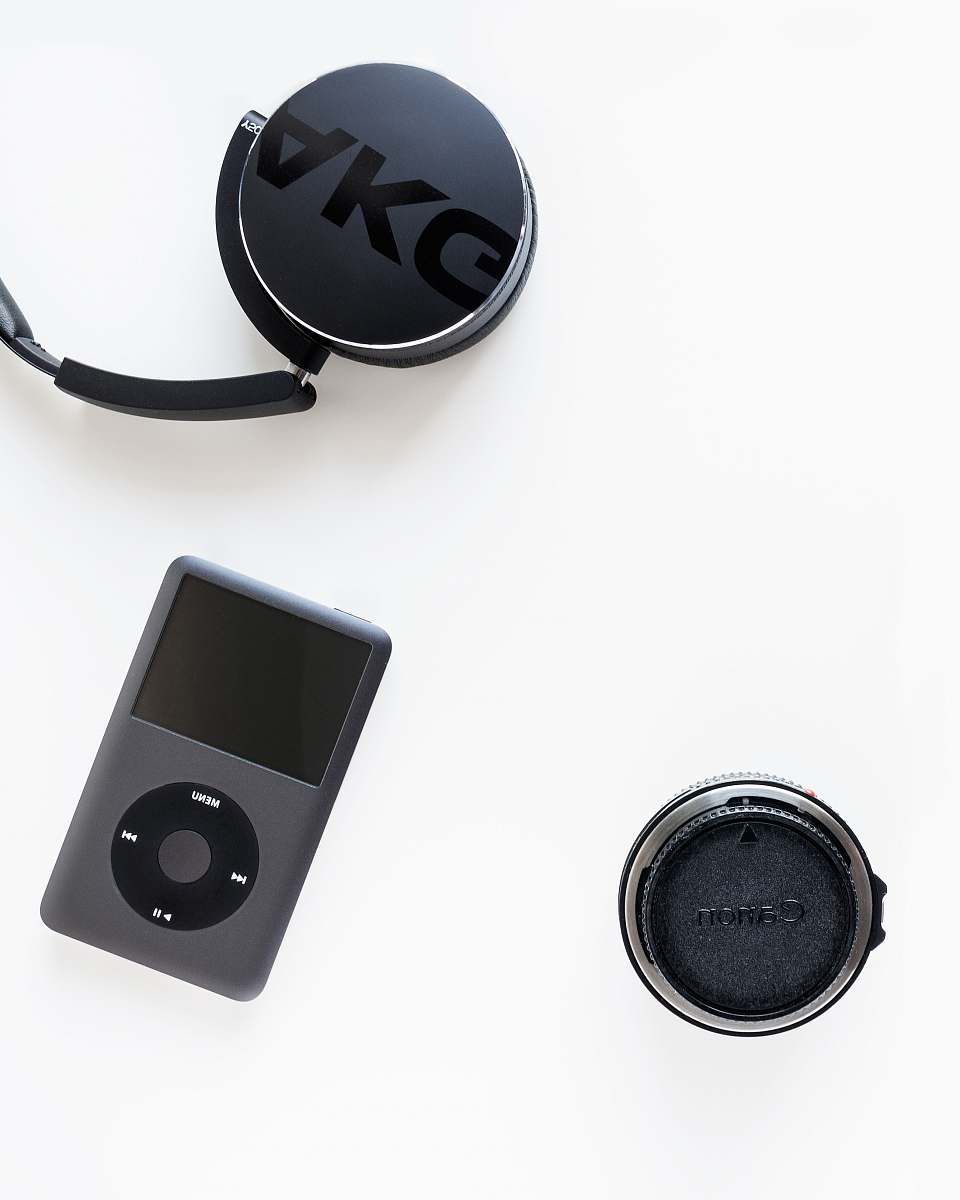 lens cap black iPod classic beside black Canon camera lens electronics